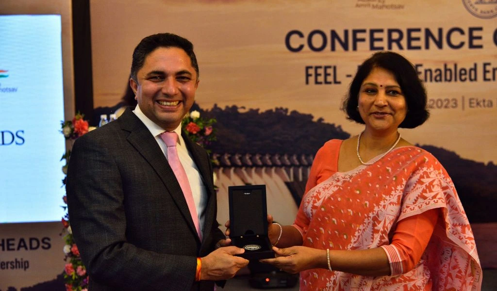 Motivational Speaker in Mumbai Akash Gautam being honoured by Reserve Bank of India CGM after a powerful keynote session
